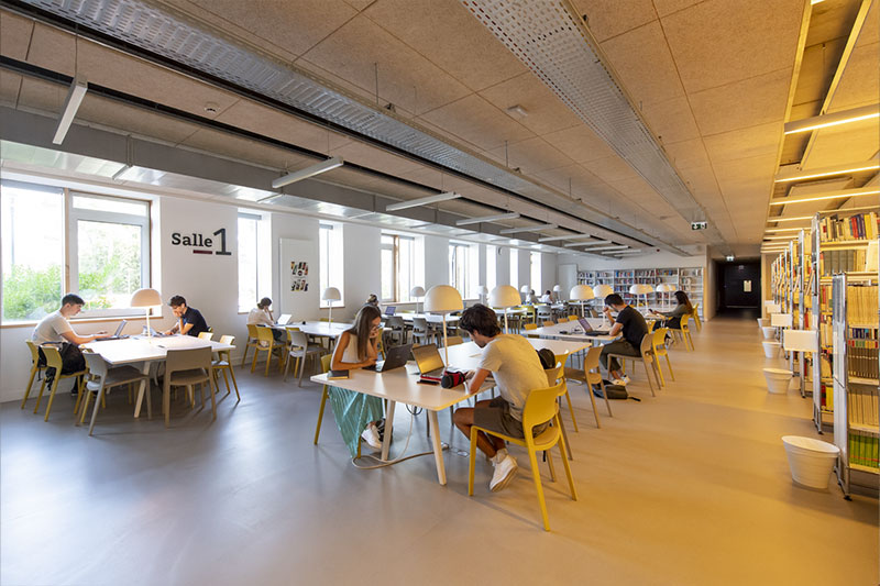 La bibliothèque de Sciences Po Bordeaux